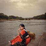 Esther Anil Instagram - 𝚂𝚄𝙱𝙱𝚄….𝚜𝚞𝚋𝚑𝚊𝚕𝚊𝚔𝚜𝚑𝚖𝚒 Theme and Photo by @a_isography Costume by @jaankibridalcouture Hair and Make up by @ayra_the_transforming_studio __________________________ We tried recreating @shobana_danseuse Ma’am’s look from ‘Thalapathi’ in the exact same location where the movie was shot. Such a great experience trying this one out! ✨