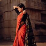Esther Anil Instagram - 𝚂𝚄𝙱𝙱𝚄….𝚜𝚞𝚋𝚑𝚊𝚕𝚊𝚔𝚜𝚑𝚖𝚒 Theme and Photo by @a_isography Costume by @jaankibridalcouture Hair and Make up by @ayra_the_transforming_studio __________________________ We tried recreating @shobana_danseuse Ma’am’s look from ‘Thalapathi’ in the exact same location where the movie was shot. Such a great experience trying this one out! ✨