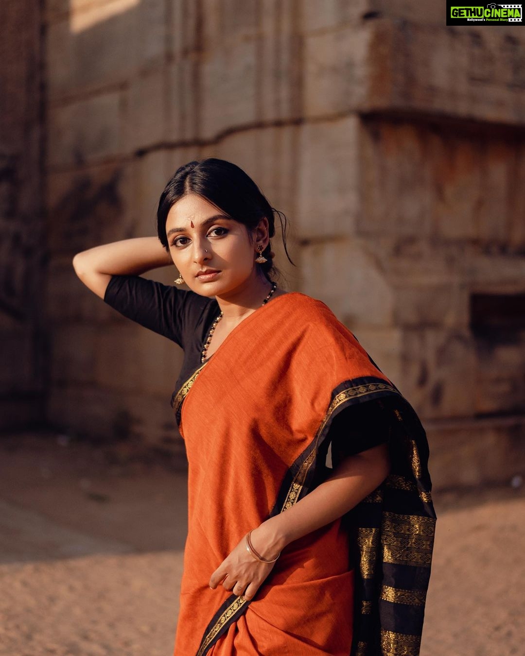 Esther Anil Instagram - πππ±π±πβ¦.ππππππππππππ Theme and Photo by @a_isography Costume by @jaankibridalcouture Hair and Make up by @ayra_the_transforming_studio __________________________ We tried recreating @shobana_danseuse Maβamβs look from βThalapathiβ in the exact same location where the movie was shot. Such a great experience trying this one out! β¨