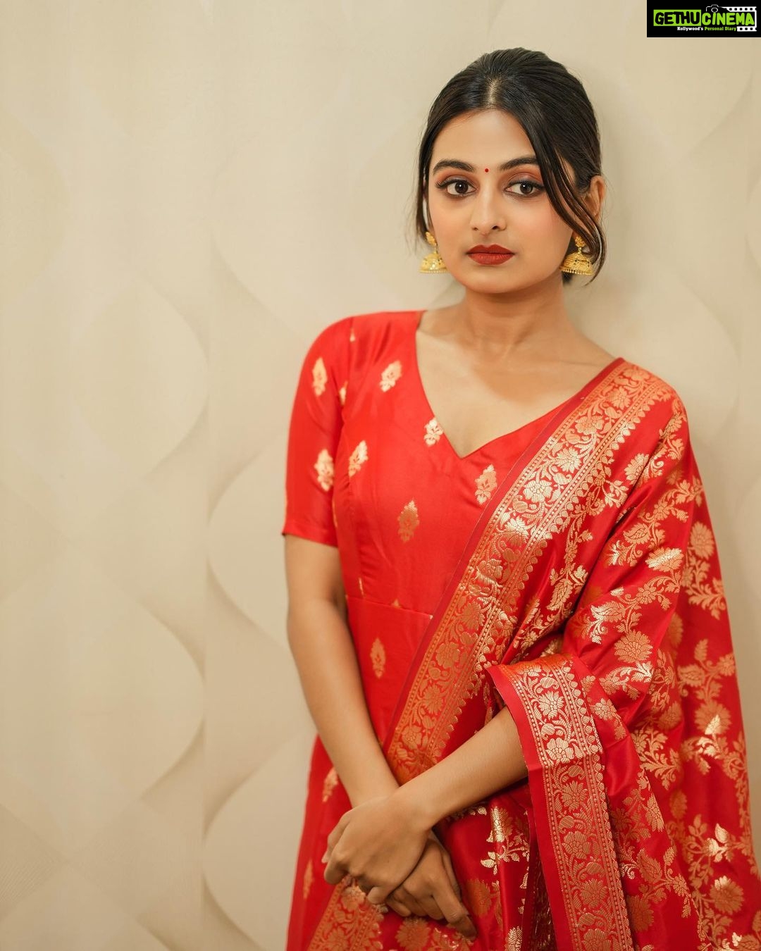 Esther Anil Instagram - For the launch event of Icy Moon Ice Creams at Payyanur, Kannur last week 🍦❤️ The crowd was amazing, and the love and support we received were truly overwhelming. Thank you to everyone who made it such a memorable evening! ✨🤗 Credits: •Make up and hair by @seras_bridal_makeup •Wearing @elegant_fashion_way •Photo @odd_one_ads Payyannur