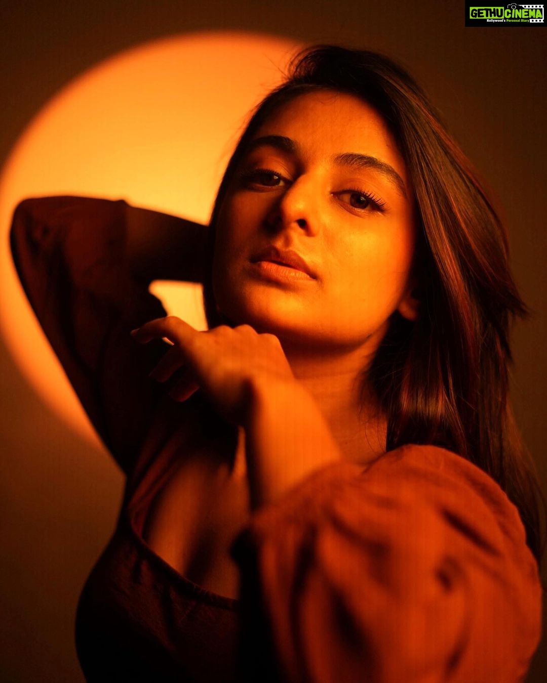 Esther Anil Instagram - A reminder to my-self that I need to take smiling pictures Asap π Raw, unedited, no filter photo with beautiful lighting magic by @vimal_josu β¨ No makeup kinda make by fav π @rizwan_themakeupboy
