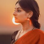 Esther Anil Instagram - 𝚂𝚄𝙱𝙱𝚄….𝚜𝚞𝚋𝚑𝚊𝚕𝚊𝚔𝚜𝚑𝚖𝚒 Theme and Photo by @a_isography Costume by @jaankibridalcouture Hair and Make up by @ayra_the_transforming_studio __________________________ We tried recreating @shobana_danseuse Ma’am’s look from ‘Thalapathi’ in the exact same location where the movie was shot. Such a great experience trying this one out! ✨