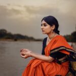 Esther Anil Instagram - 𝚂𝚄𝙱𝙱𝚄….𝚜𝚞𝚋𝚑𝚊𝚕𝚊𝚔𝚜𝚑𝚖𝚒 Theme and Photo by @a_isography Costume by @jaankibridalcouture Hair and Make up by @ayra_the_transforming_studio __________________________ We tried recreating @shobana_danseuse Ma’am’s look from ‘Thalapathi’ in the exact same location where the movie was shot. Such a great experience trying this one out! ✨