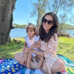 Evelyn Sharma Instagram – Did she just grow this big over night? 🐣😮‍💨🥰🐥 truth about this photo? I’m wearing sunnies for my swollen eyes and just spilled coffee all over me lol 😭😅 but we made it to the park! 💯

#momlife #winning #nosleep #halfwaythroughpregnancy #timeflies #mybabygirl #oneontheway #sydney #sydneylife #evelynsharma Sydney, Australia