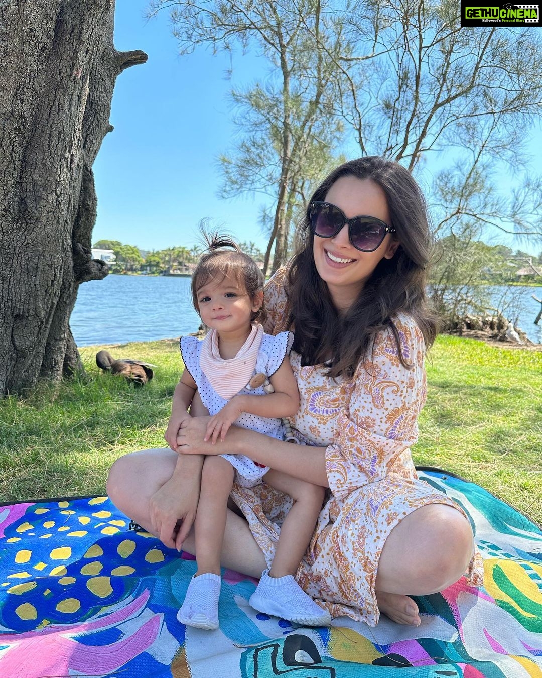 Evelyn Sharma Instagram - Did she just grow this big over night? ๐ฃ๐ฎโ๐จ๐ฅฐ๐ฅ truth about this photo? Iโm wearing sunnies for my swollen eyes and just spilled coffee all over me lol ๐ญ๐
but we made it to the park! ๐ฏ #momlife #winning #nosleep #halfwaythroughpregnancy #timeflies #mybabygirl #oneontheway #sydney #sydneylife #evelynsharma Sydney, Australia