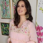 Evelyn Sharma Instagram - Felt so good to dress up my little baby bump in this gorgeous @sukritiandaakritiofficial anarkali and shake a leg to #SunnySunny at this lovely wedding in Brisbane! 💖 thanks for the glam @sukritigrover @makeovers_pallaviseth 🤩 #evelynsharma #yaariyan #weddingappearance #desigirl #australia #bestjobintheworld #mamasnightout