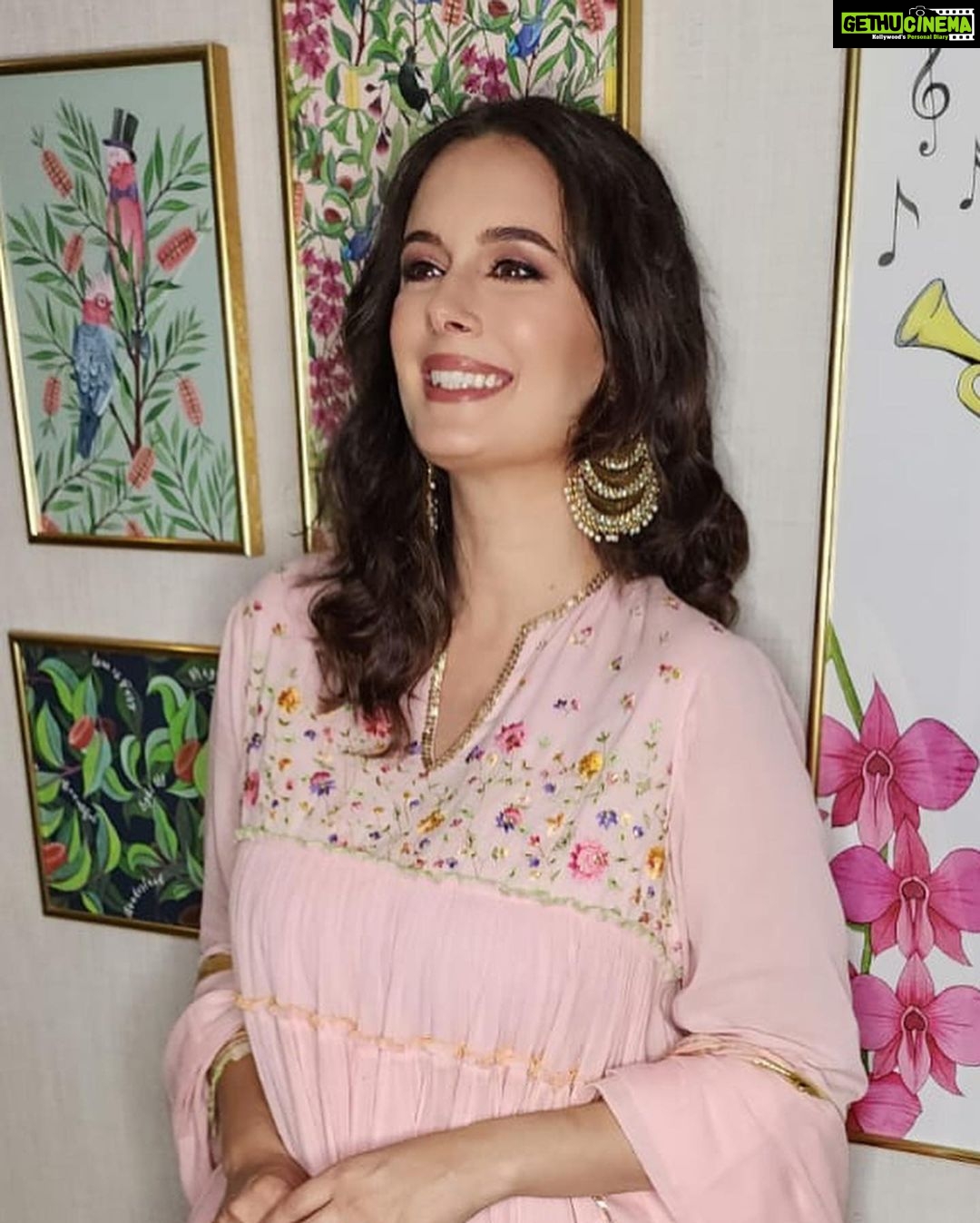 Evelyn Sharma Instagram - Felt so good to dress up my little baby bump in this gorgeous @sukritiandaakritiofficial anarkali and shake a leg to #SunnySunny at this lovely wedding in Brisbane! π thanks for the glam @sukritigrover @makeovers_pallaviseth π€© #evelynsharma #yaariyan #weddingappearance #desigirl #australia #bestjobintheworld #mamasnightout