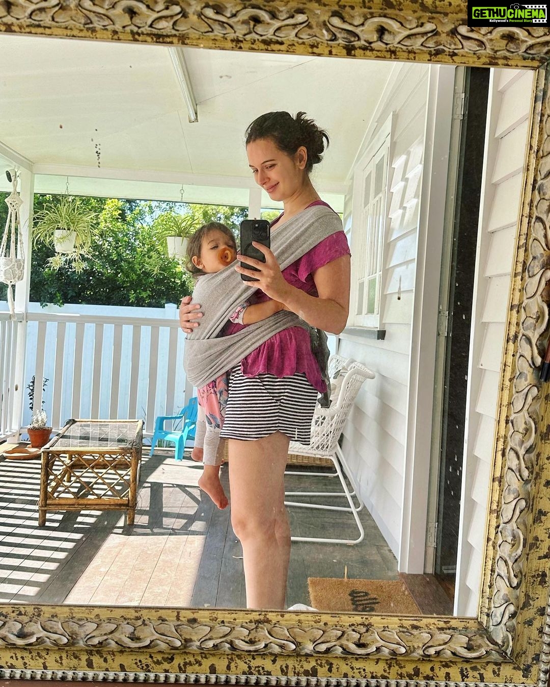Evelyn Sharma Instagram - 𝗢𝗻𝗲 🅸🅽🆂🅸🅳🅴 🤰🏻 𝗮𝗻𝗱 𝗼𝗻𝗲 🅾🅽 🆃🅾🅿 🧸🐣 my little koala bear needed some extra hugs today 🥰 #mommylife #mommybaby #mommybabyselfie #babysling #babygirl #familycuddles #grouphug #momlife #evelynsharma #bollywoodbaby
