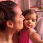 Evelyn Sharma Instagram - Smoochies forever 💖 and she already takes better selfies than me! Lol 😃 #mybabygirl #oneyearold #bestlifeever #momlife #exhaustedbuthappy #evelynsharma