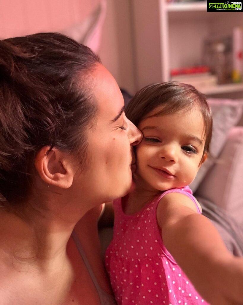 Evelyn Sharma Instagram - Smoochies forever 💖 and she already takes better selfies than me! Lol 😃 #mybabygirl #oneyearold #bestlifeever #momlife #exhaustedbuthappy #evelynsharma