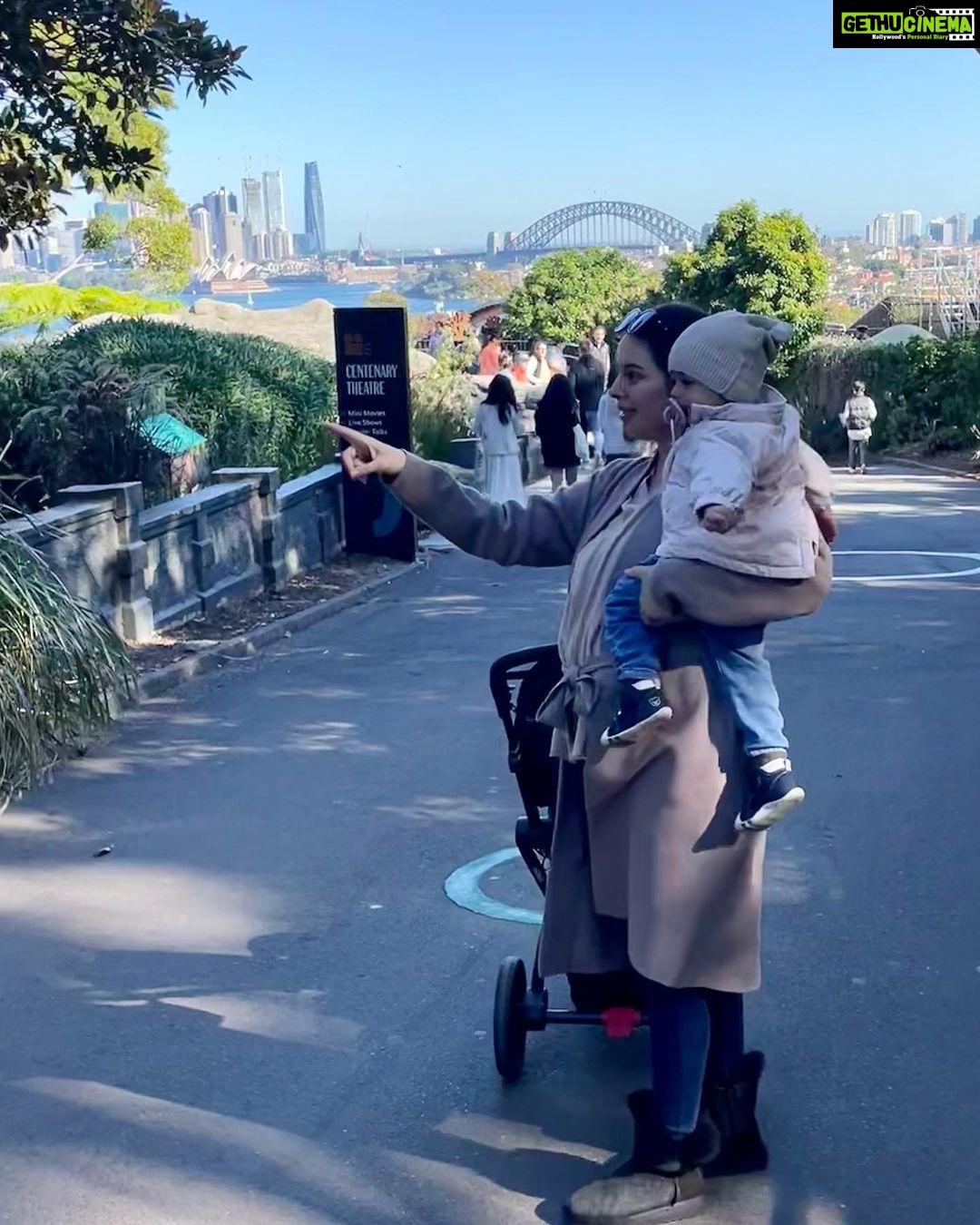 Evelyn Sharma Instagram - This is what most of the zoo visit looked like: trying to catch my wild toddler and wiping snotty winter noses… 😅 but the way her little face lights up when seeing a giraffe 🥰 it’s everything! #momlife #momlifebelike #lifewithatoddler #torongazoo #bestdayever