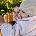 Evelyn Sharma Instagram - This is what most of the zoo visit looked like: trying to catch my wild toddler and wiping snotty winter noses… 😅 but the way her little face lights up when seeing a giraffe 🥰 it’s everything! #momlife #momlifebelike #lifewithatoddler #torongazoo #bestdayever