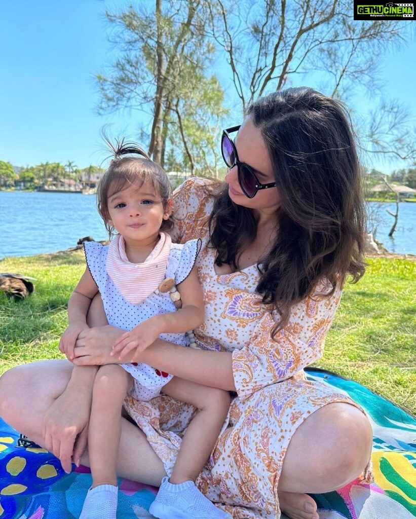 Evelyn Sharma Instagram - Did she just grow this big over night? 🐣😮‍💨🥰🐥 truth about this photo? I’m wearing sunnies for my swollen eyes and just spilled coffee all over me lol 😭😅 but we made it to the park! 💯 #momlife #winning #nosleep #halfwaythroughpregnancy #timeflies #mybabygirl #oneontheway #sydney #sydneylife #evelynsharma Sydney, Australia
