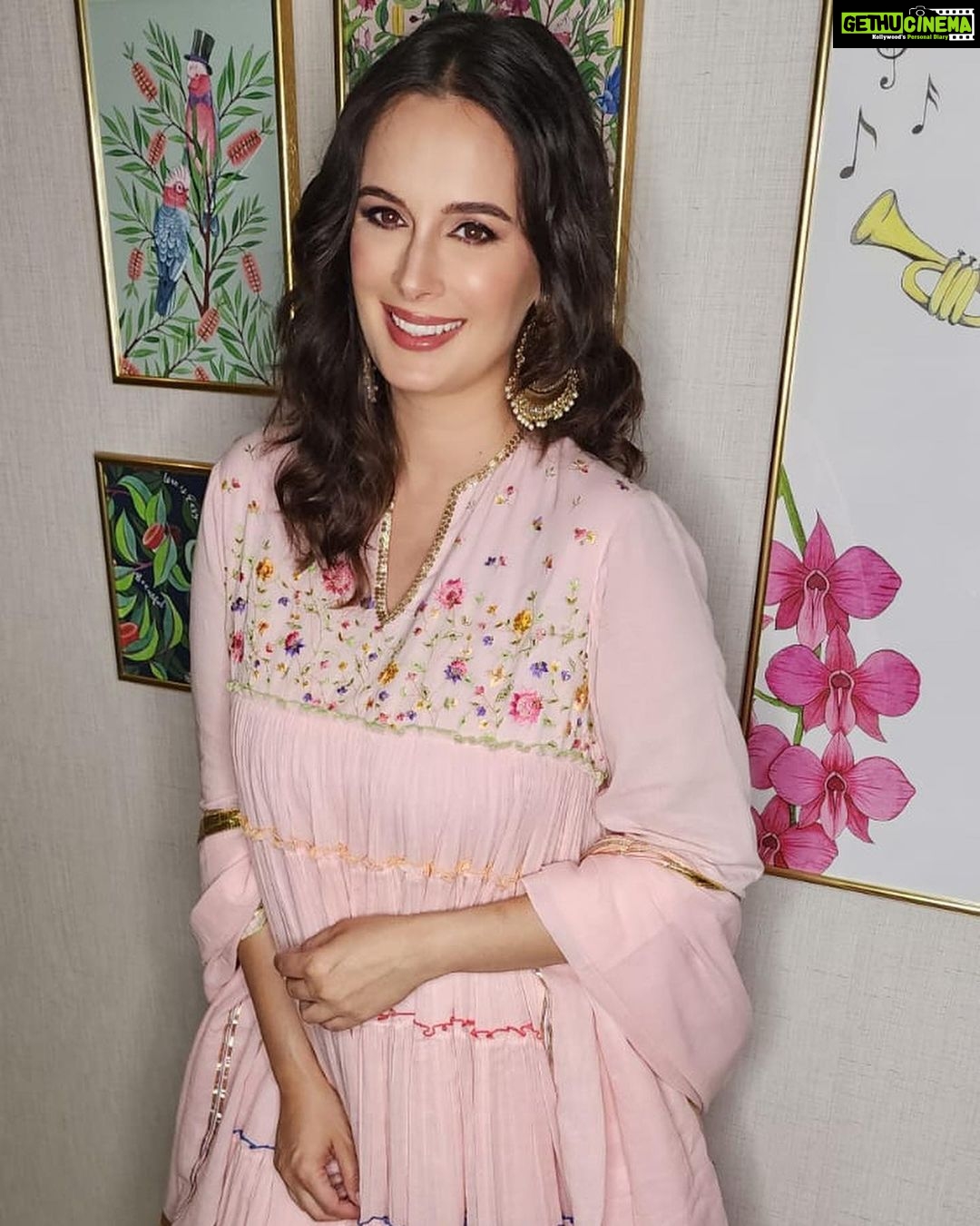 Evelyn Sharma Instagram - Felt so good to dress up my little baby bump in this gorgeous @sukritiandaakritiofficial anarkali and shake a leg to #SunnySunny at this lovely wedding in Brisbane! π thanks for the glam @sukritigrover @makeovers_pallaviseth π€© #evelynsharma #yaariyan #weddingappearance #desigirl #australia #bestjobintheworld #mamasnightout