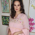 Evelyn Sharma Instagram - Felt so good to dress up my little baby bump in this gorgeous @sukritiandaakritiofficial anarkali and shake a leg to #SunnySunny at this lovely wedding in Brisbane! 💖 thanks for the glam @sukritigrover @makeovers_pallaviseth 🤩 #evelynsharma #yaariyan #weddingappearance #desigirl #australia #bestjobintheworld #mamasnightout