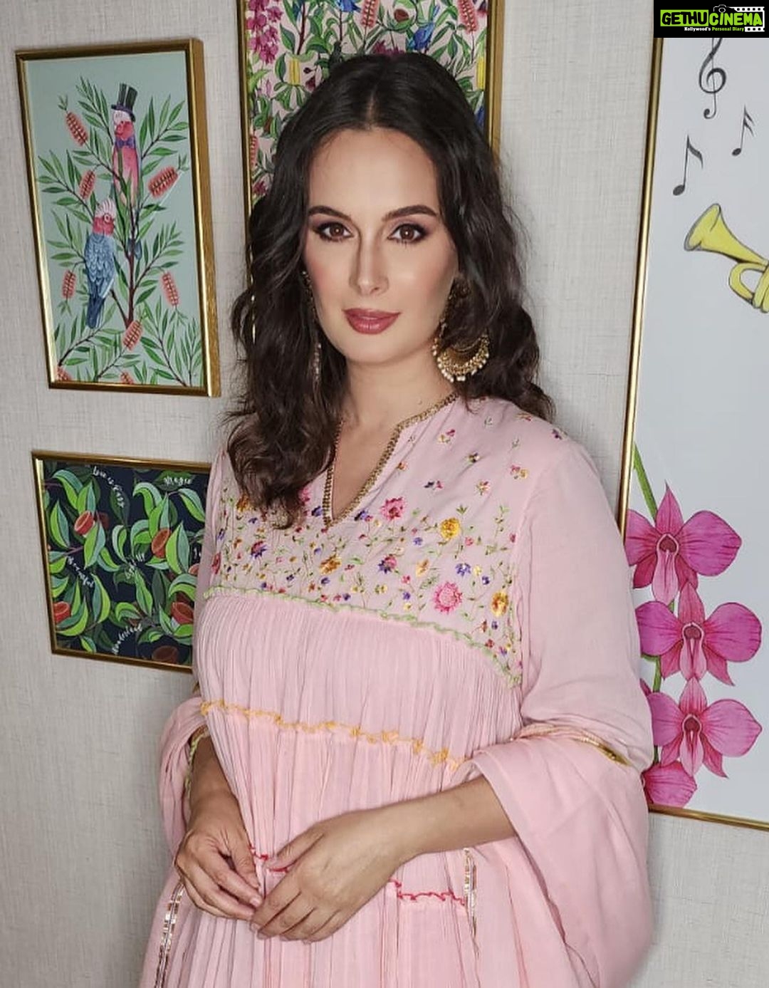 Evelyn Sharma Instagram - Felt so good to dress up my little baby bump in this gorgeous @sukritiandaakritiofficial anarkali and shake a leg to #SunnySunny at this lovely wedding in Brisbane! π thanks for the glam @sukritigrover @makeovers_pallaviseth π€© #evelynsharma #yaariyan #weddingappearance #desigirl #australia #bestjobintheworld #mamasnightout