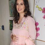 Evelyn Sharma Instagram - Felt so good to dress up my little baby bump in this gorgeous @sukritiandaakritiofficial anarkali and shake a leg to #SunnySunny at this lovely wedding in Brisbane! 💖 thanks for the glam @sukritigrover @makeovers_pallaviseth 🤩 #evelynsharma #yaariyan #weddingappearance #desigirl #australia #bestjobintheworld #mamasnightout