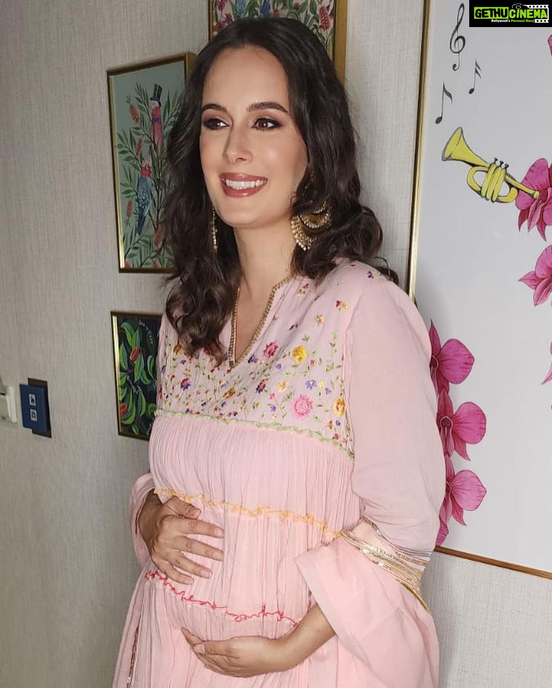 Evelyn Sharma Instagram - Felt so good to dress up my little baby bump in this gorgeous @sukritiandaakritiofficial anarkali and shake a leg to #SunnySunny at this lovely wedding in Brisbane! π thanks for the glam @sukritigrover @makeovers_pallaviseth π€© #evelynsharma #yaariyan #weddingappearance #desigirl #australia #bestjobintheworld #mamasnightout