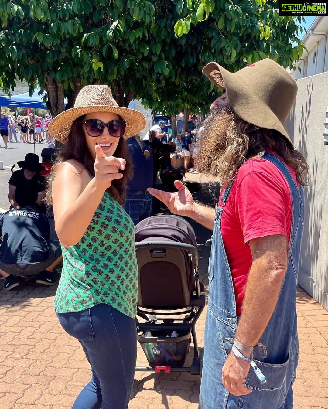 Evelyn Sharma Instagram - πΈ caught exchanging gardening tips with @costasworld at the #chinchillawatermelonfestival π©π»βπΎπ» #aussielife #mygarden #gardening #finallymyhusbandtookapic #watermelonfestival #evelynsharma #costa #gardeningaustralia Australia