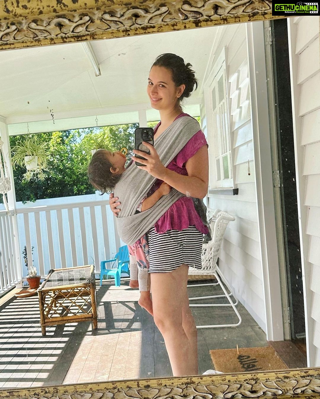 Evelyn Sharma Instagram - 𝗢𝗻𝗲 🅸🅽🆂🅸🅳🅴 🤰🏻 𝗮𝗻𝗱 𝗼𝗻𝗲 🅾🅽 🆃🅾🅿 🧸🐣 my little koala bear needed some extra hugs today 🥰 #mommylife #mommybaby #mommybabyselfie #babysling #babygirl #familycuddles #grouphug #momlife #evelynsharma #bollywoodbaby