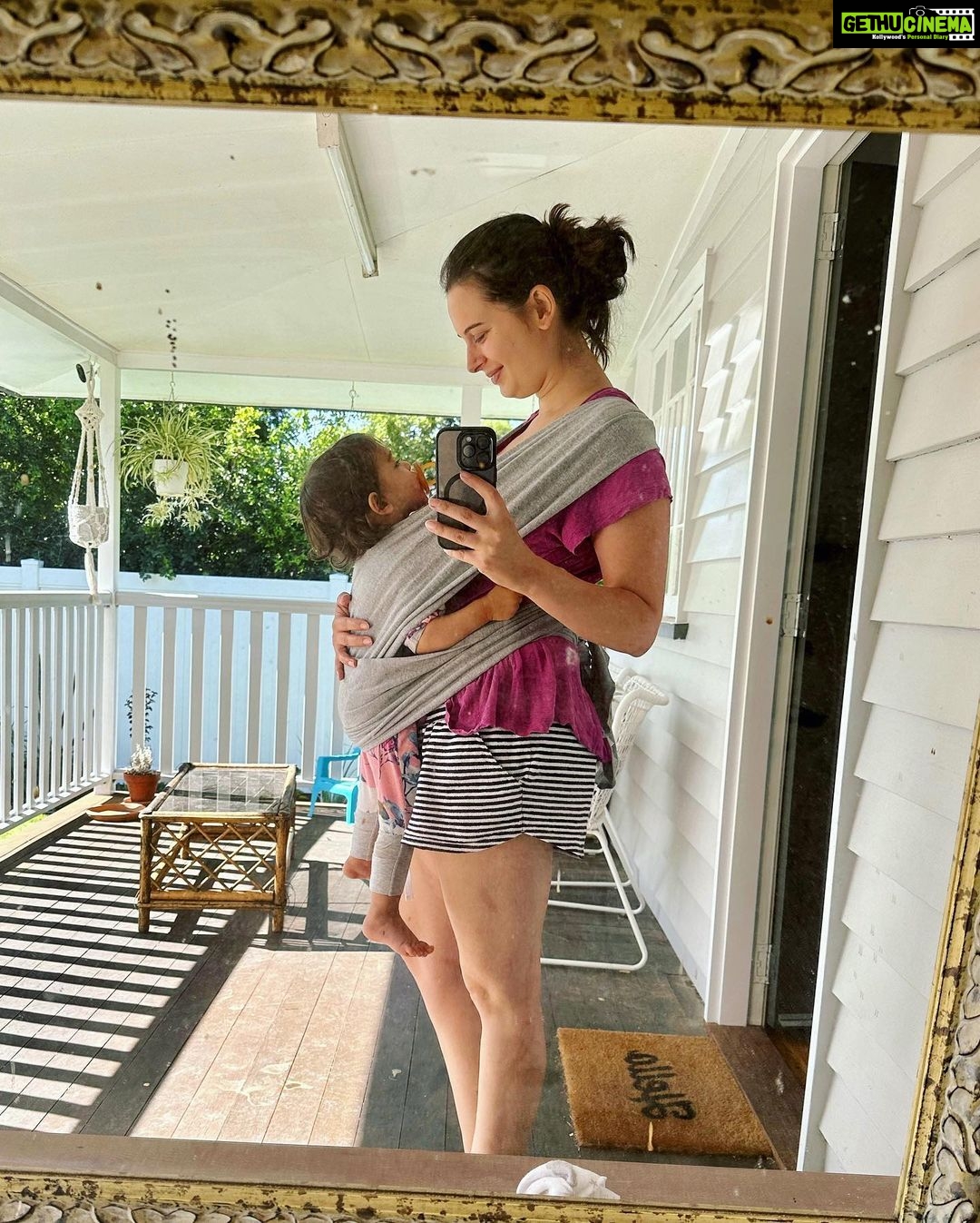 Evelyn Sharma Instagram - 𝗢𝗻𝗲 🅸🅽🆂🅸🅳🅴 🤰🏻 𝗮𝗻𝗱 𝗼𝗻𝗲 🅾🅽 🆃🅾🅿 🧸🐣 my little koala bear needed some extra hugs today 🥰 #mommylife #mommybaby #mommybabyselfie #babysling #babygirl #familycuddles #grouphug #momlife #evelynsharma #bollywoodbaby