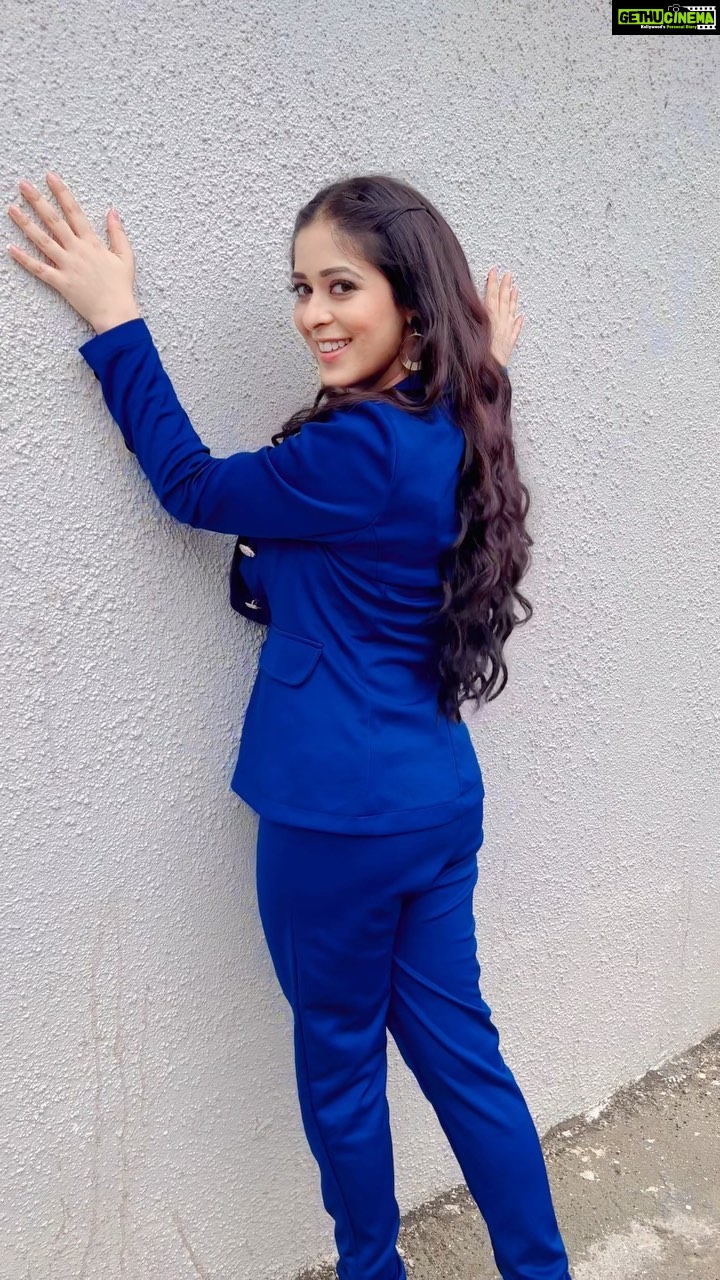 Garima Jain Instagram - 🎵 🎶 . . . . . . #garimajain #formalwear #bosslady #bluesuits #corporatelook #blueaesthetic #suits #suitstyle #formaldress #officewear Laxmi Industrial Estate