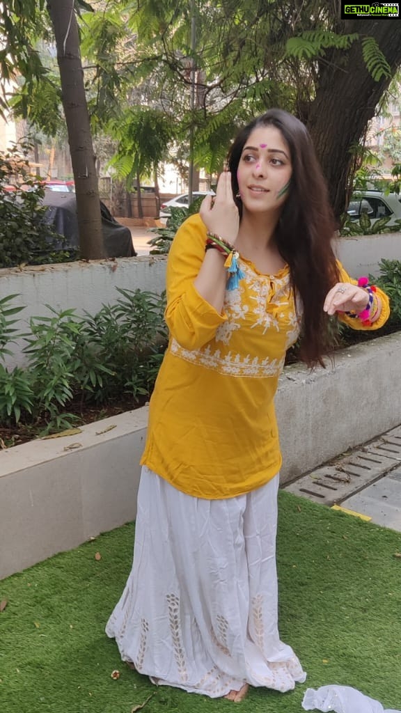 Garima Jain Instagram - Some of you might not know but I am also a kathak dancer and I express through 💃. Holi is such a bright colourful festival , #happyholi . . . . . . . #holi #garimajain #kailashkher #dance #dancereels #viral #viralvideos #festivalsofindia #kathak #kathakdance #kathakdancersofindia #indianfestival #coloursofindia #happyholi2023 #saiyaan
