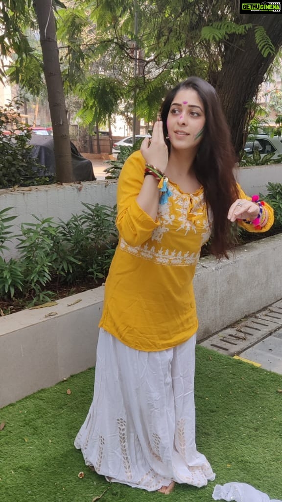 Garima Jain Instagram - Some of you might not know but I am also a kathak dancer and I express through π. Holi is such a bright colourful festival , #happyholi . . . . . . . #holi #garimajain #kailashkher #dance #dancereels #viral #viralvideos #festivalsofindia #kathak #kathakdance #kathakdancersofindia #indianfestival #coloursofindia #happyholi2023 #saiyaan