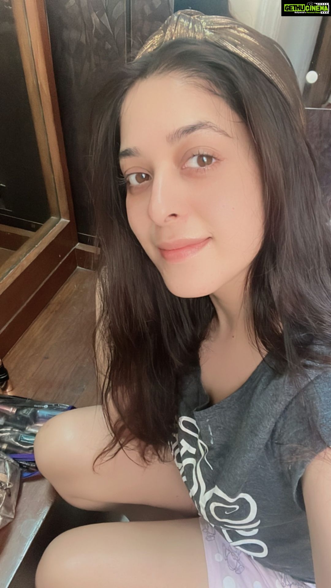 Garima Jain Instagram - Perfect plan on a non working day, wake up late with puffy eyes with no makeup nd hair … groove to a song which feels good and upload it as reel 🙂 #jaanebalmaghoripekyusawarhai❤️ #qala #netflix #qalaonnetflix #netflixindia #webseries #music #trendingreels #trendingaudio #trendingnow #explorepage #explore #nomakeup #nofilter #holidayseason #newyear #2023 #happynewyear2023 #1stpostof2023 #garimajain #officialgarimajain #ghodeypesawaar Green Park