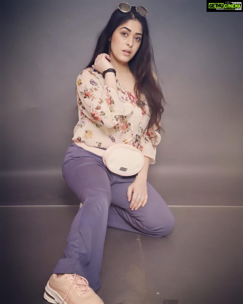 Garima Jain Instagram - Styling these beautiful pants from @gocolors using the same top yet different style. Available to shop on @thrift_garimajain . #ecofriendlyfashion . . . . . #garimajain #styleblogger #fashionblogger #gocolours #thriftstore #thrift #thrifted #newcollection #onsale