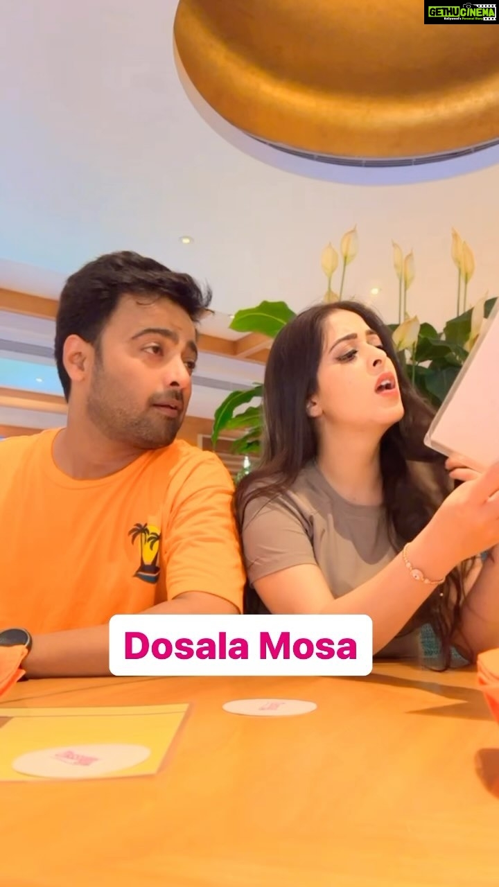 Garima Jain Instagram - Khaane mein kya lenge aap? 😂 #fun #entertainment #friends #memes #explore #reels #instagood #manishnaggdevvibes 🕺 Mumbai, Maharashtra