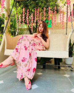 Geet Gambhir Instagram - ਕਿਤੇ ਨੀ ਤੇਰਾ ਰੁਤਬਾ ਘਟਦਾ ਜੇ ਹੱਸ ਕੇ ਬੁਲਾ ਲਵੇਂ ਕਿੱਧਰੇ 
.
.
.
.
.
.
.
.
.
#staykind #love #suit #punjabi #outfitoftheday #outfits #fashion #home #homedecor #geetgambhir #shivoham