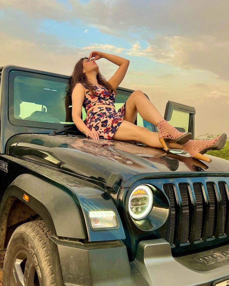 Geet Gambhir Instagram - Neither the one to accelerate nor to put brakes…but being the one enjoying ride at all PACE 🛞 #trusttheprocess . . . . . . . . #makeitcount #ride #thar #ladyonwheels #geetgambhir #shivoham #heels #outfit #instagram