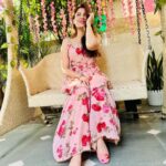 Geet Gambhir Instagram - ਕਿਤੇ ਨੀ ਤੇਰਾ ਰੁਤਬਾ ਘਟਦਾ ਜੇ ਹੱਸ ਕੇ ਬੁਲਾ ਲਵੇਂ ਕਿੱਧਰੇ . . . . . . . . . #staykind #love #suit #punjabi #outfitoftheday #outfits #fashion #home #homedecor #geetgambhir #shivoham