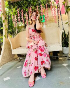 Geet Gambhir Instagram - ਕਿਤੇ ਨੀ ਤੇਰਾ ਰੁਤਬਾ ਘਟਦਾ ਜੇ ਹੱਸ ਕੇ ਬੁਲਾ ਲਵੇਂ ਕਿੱਧਰੇ 
.
.
.
.
.
.
.
.
.
#staykind #love #suit #punjabi #outfitoftheday #outfits #fashion #home #homedecor #geetgambhir #shivoham