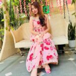 Geet Gambhir Instagram - ਕਿਤੇ ਨੀ ਤੇਰਾ ਰੁਤਬਾ ਘਟਦਾ ਜੇ ਹੱਸ ਕੇ ਬੁਲਾ ਲਵੇਂ ਕਿੱਧਰੇ . . . . . . . . . #staykind #love #suit #punjabi #outfitoftheday #outfits #fashion #home #homedecor #geetgambhir #shivoham