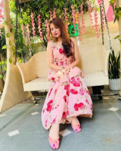 Geet Gambhir Instagram - ਕਿਤੇ ਨੀ ਤੇਰਾ ਰੁਤਬਾ ਘਟਦਾ ਜੇ ਹੱਸ ਕੇ ਬੁਲਾ ਲਵੇਂ ਕਿੱਧਰੇ 
.
.
.
.
.
.
.
.
.
#staykind #love #suit #punjabi #outfitoftheday #outfits #fashion #home #homedecor #geetgambhir #shivoham