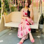 Geet Gambhir Instagram - ਕਿਤੇ ਨੀ ਤੇਰਾ ਰੁਤਬਾ ਘਟਦਾ ਜੇ ਹੱਸ ਕੇ ਬੁਲਾ ਲਵੇਂ ਕਿੱਧਰੇ . . . . . . . . . #staykind #love #suit #punjabi #outfitoftheday #outfits #fashion #home #homedecor #geetgambhir #shivoham