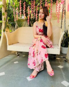 Geet Gambhir Instagram - ਕਿਤੇ ਨੀ ਤੇਰਾ ਰੁਤਬਾ ਘਟਦਾ ਜੇ ਹੱਸ ਕੇ ਬੁਲਾ ਲਵੇਂ ਕਿੱਧਰੇ 
.
.
.
.
.
.
.
.
.
#staykind #love #suit #punjabi #outfitoftheday #outfits #fashion #home #homedecor #geetgambhir #shivoham