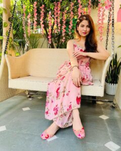 Geet Gambhir Instagram - ਕਿਤੇ ਨੀ ਤੇਰਾ ਰੁਤਬਾ ਘਟਦਾ ਜੇ ਹੱਸ ਕੇ ਬੁਲਾ ਲਵੇਂ ਕਿੱਧਰੇ 
.
.
.
.
.
.
.
.
.
#staykind #love #suit #punjabi #outfitoftheday #outfits #fashion #home #homedecor #geetgambhir #shivoham