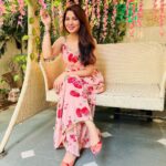 Geet Gambhir Instagram - ਕਿਤੇ ਨੀ ਤੇਰਾ ਰੁਤਬਾ ਘਟਦਾ ਜੇ ਹੱਸ ਕੇ ਬੁਲਾ ਲਵੇਂ ਕਿੱਧਰੇ . . . . . . . . . #staykind #love #suit #punjabi #outfitoftheday #outfits #fashion #home #homedecor #geetgambhir #shivoham