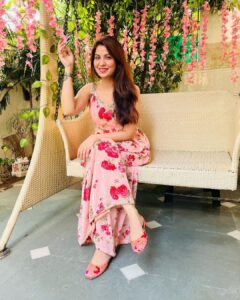 Geet Gambhir Instagram - ਕਿਤੇ ਨੀ ਤੇਰਾ ਰੁਤਬਾ ਘਟਦਾ ਜੇ ਹੱਸ ਕੇ ਬੁਲਾ ਲਵੇਂ ਕਿੱਧਰੇ 
.
.
.
.
.
.
.
.
.
#staykind #love #suit #punjabi #outfitoftheday #outfits #fashion #home #homedecor #geetgambhir #shivoham