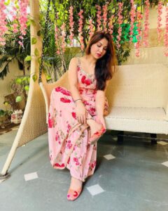 Geet Gambhir Instagram - ਕਿਤੇ ਨੀ ਤੇਰਾ ਰੁਤਬਾ ਘਟਦਾ ਜੇ ਹੱਸ ਕੇ ਬੁਲਾ ਲਵੇਂ ਕਿੱਧਰੇ 
.
.
.
.
.
.
.
.
.
#staykind #love #suit #punjabi #outfitoftheday #outfits #fashion #home #homedecor #geetgambhir #shivoham