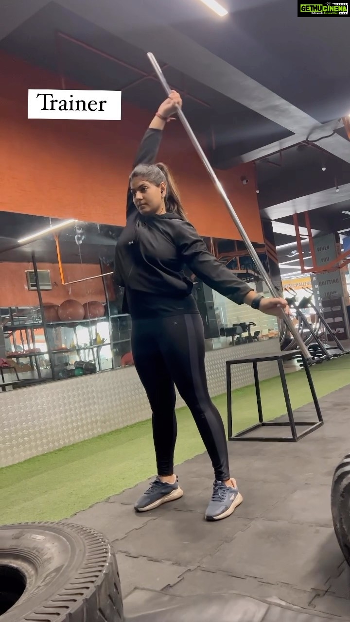 Geet Gambhir Instagram - Following my trainer with Discipline ♥️😜 #trainer #workout #mobility #shoulder #upgrade #levelup #