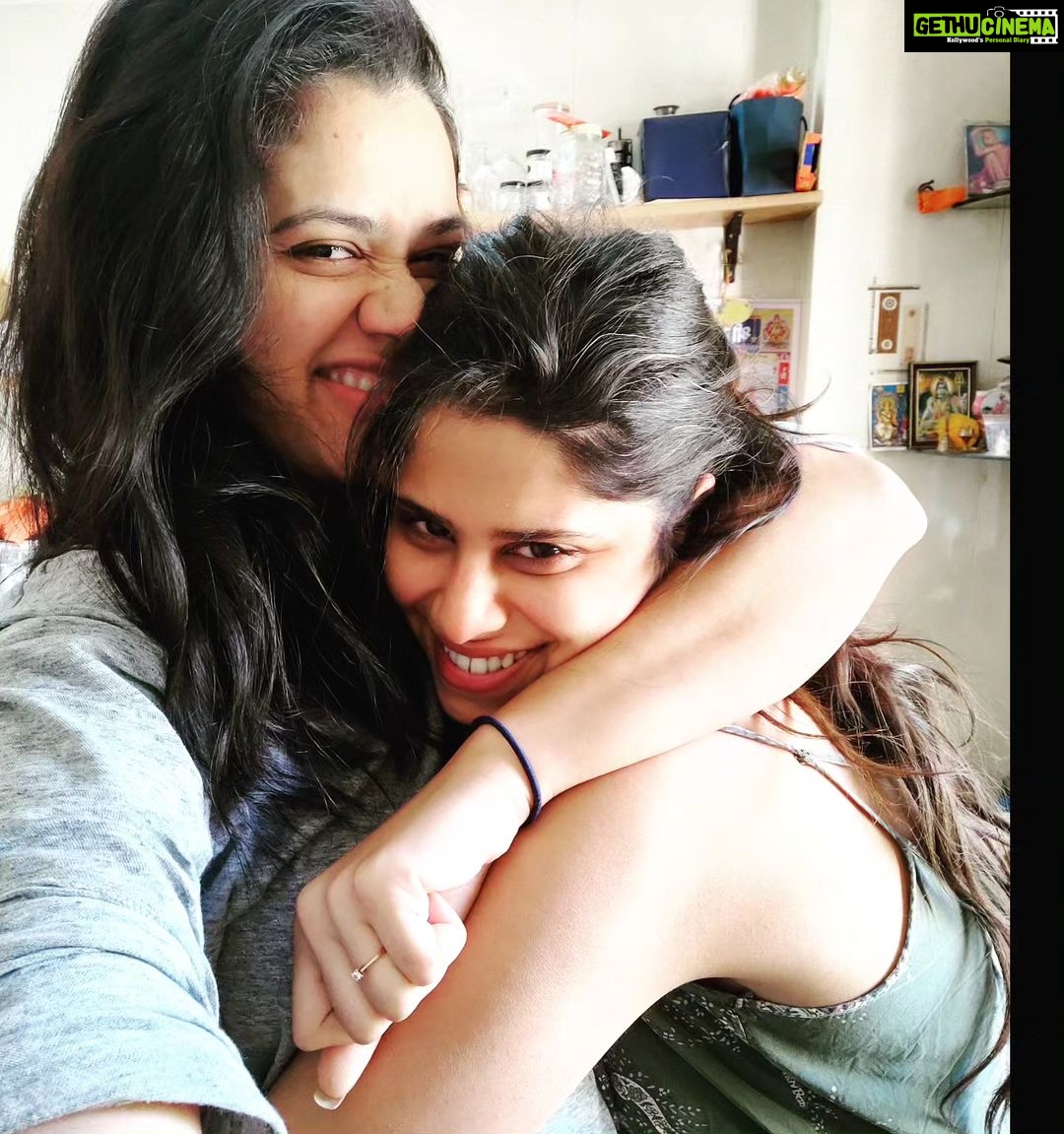 Girija Oak Instagram - Happy Birthday Sayaaa! Love you to the moon and back and back again a few times! @saietamhankar ♥️