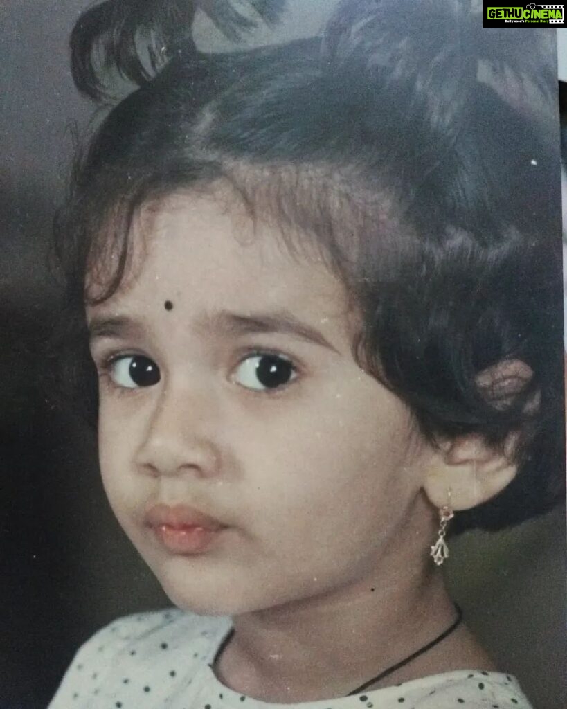 Girija Oak Instagram - Acing the pout since 1990😎 #happychildrensday y'all 💕 #donotmiss #palmtreeponies #alsowhatswithbindis #oneveryoutfit