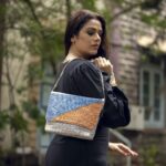 Girija Oak Instagram - reCharkha X Girija Oak Godbole Introducing the CLUTCH, the final one from the reCharkha X Girija Collection. With glittery fabrics, stylish design and a shiny metal sling chain, this one is a sure attention catcher! Check out the brand new reCharkha X Girija Collection only on www.recharkha.org 🔗 Link in bio. Photography: @shailendra_pardeshi Styling: @stylist.chaitalikulkarni HMU : @sheetalpalsande . . #recharkha #girijaoakgodbole #indiancrafts #madeinindia #reusereducerecycle #circulareconomy #circularfashion #plasticwaste #indianhandlooms #handmade #handwoven #handcraftedwithlove #clutch #upcyclersofinstagram #clutchpurse #sustainableliving #clutchbag #sustainablefashion #sustainability #indianhandicrafts #clutches   #environmentallyconscious #motherearth #upcycledfashion #consciousfashion