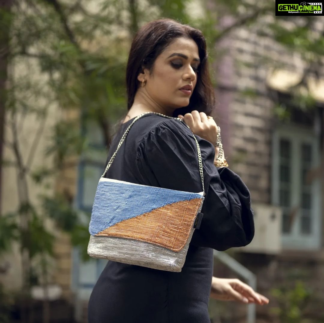 Girija Oak Instagram - reCharkha X Girija Oak Godbole Introducing the CLUTCH, the final one from the reCharkha X Girija Collection. With glittery fabrics, stylish design and a shiny metal sling chain, this one is a sure attention catcher! Check out the brand new reCharkha X Girija Collection only on www.recharkha.org ๐ Link in bio. Photography: @shailendra_pardeshi Styling: @stylist.chaitalikulkarni HMU : @sheetalpalsande . . #recharkha #girijaoakgodbole #indiancrafts #madeinindia #reusereducerecycle #circulareconomy #circularfashion #plasticwaste #indianhandlooms #handmade #handwoven #handcraftedwithlove #clutch #upcyclersofinstagram #clutchpurse #sustainableliving #clutchbag #sustainablefashion #sustainability #indianhandicrafts #clutches ย #environmentallyconscious #motherearth #upcycledfashion #consciousfashion