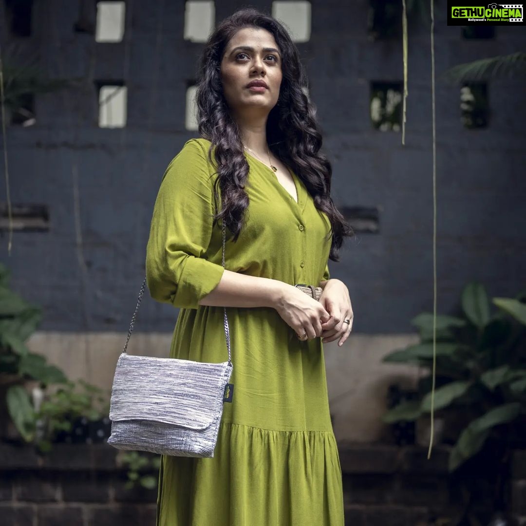 Girija Oak Instagram - Girija Oak Godbole x reCharkha Introducing the CLUTCH, the final one from the Girija x reCharkha Collection. With glittery fabrics, stylish design and a shiny metal sling chain, this one is a sure attention catcher! Check out the brand new Girija x reCharkha Collection only on www.recharkha.org ๐ Link in bio. Photography: @shailendra_pardeshi Styling: @stylist.chaitalikulkarni HMU : @sheetalpalsande . . #recharkha #girijaoakgodbole #indiancrafts #madeinindia #reusereducerecycle #circulareconomy #circularfashion #plasticwaste #indianhandlooms #handmade #handwoven #handcraftedwithlove #clutch #upcyclersofinstagram #clutchpurse #sustainableliving #clutchbag #sustainablefashion #sustainability #indianhandicrafts #clutches ย #environmentallyconscious #motherearth #upcycledfashion #consciousfashion