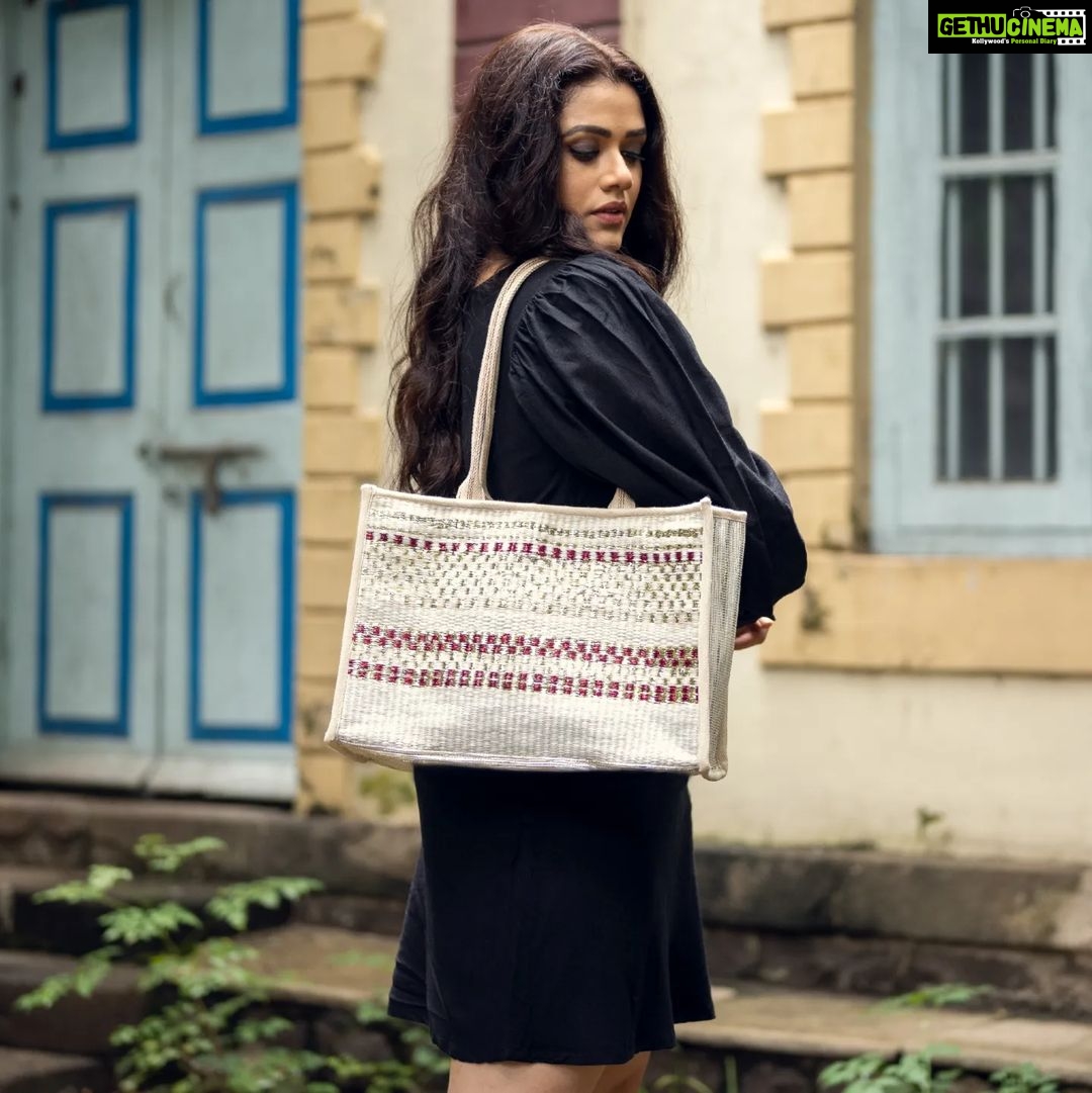 Girija Oak Instagram - Girija Oak Godbole x reCharkha Introducing CHECKS BAG from the Girija x reCharkha Collection! With a special weaving technique used in its Upcycled Handwoven fabric, the Checks Bag is unique in itself. It gives away a chic vibe and your bound to fall in love with the design easily. Check out the brand new Girija x reCharkha Collection only on www.recharkha.org 🔗 Link in bio. Photography: @shailendra_pardeshi Styling: @stylist.chaitalikulkarni HMU : @sheetalpalsande . . #recharkha #girijaoakgodbole #instagram #madeinindia #totebags #slowfashion #sdgs #handmadewithlove #trendingbags #handmadegifts #handcraftedwithlove #totebag #upcyclersofinstagram #shoppingbags #sustainableliving #designerbags #fashionbloger #sustainablefashion #punebloggersfashion #indianhandicrafts #bloggersofindia #environmentallyconscious #motherearth #upcycledfashion #consciousfashion